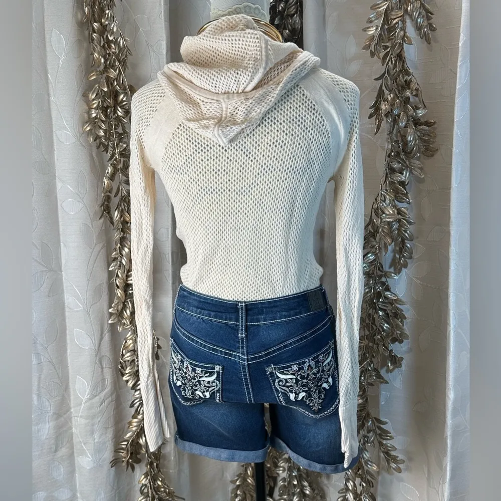 Love Indigo Women’s Size 6 Blue Denim Shorts Embroidered Pockets cuff Hem casual - Image 2