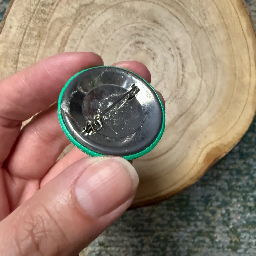 Set of vintage St Patrick’s Day Kiss Me clothing accessories pins Green - Image 4