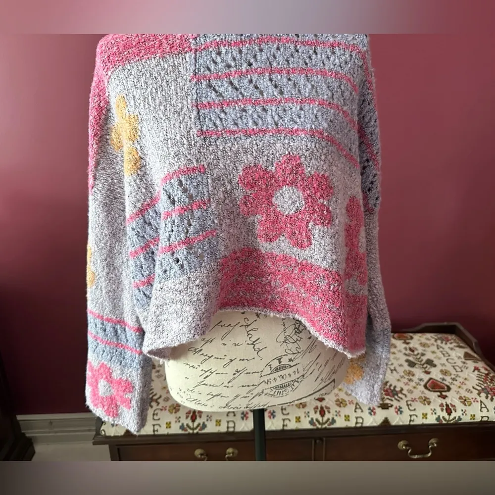 Moon & Madison Large Fuzzy Cropped Flower Sweater NWT - Image 2