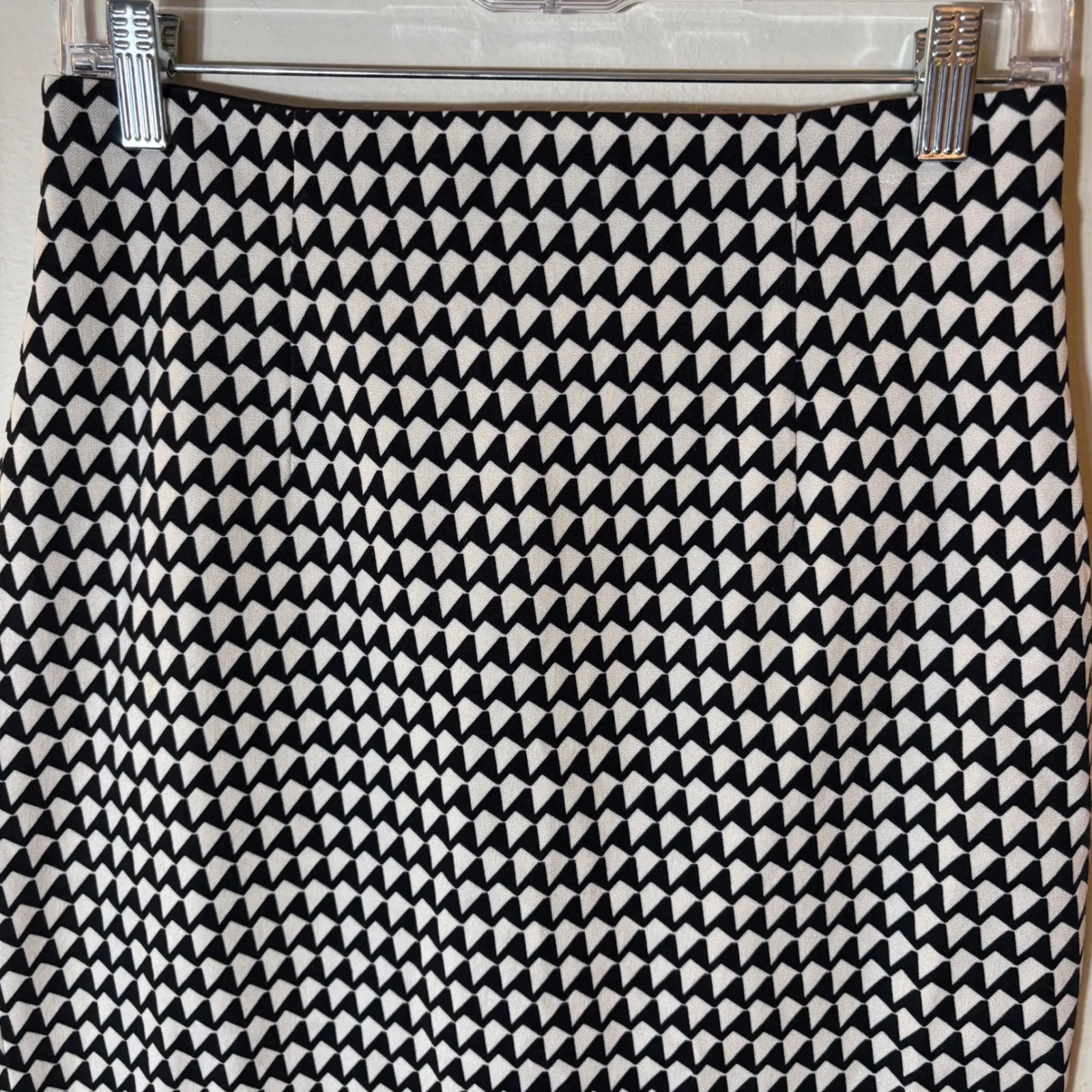 BANANA REPUBLIC Black White Geometric Print Pencil Skirt Size 6 - Image 2