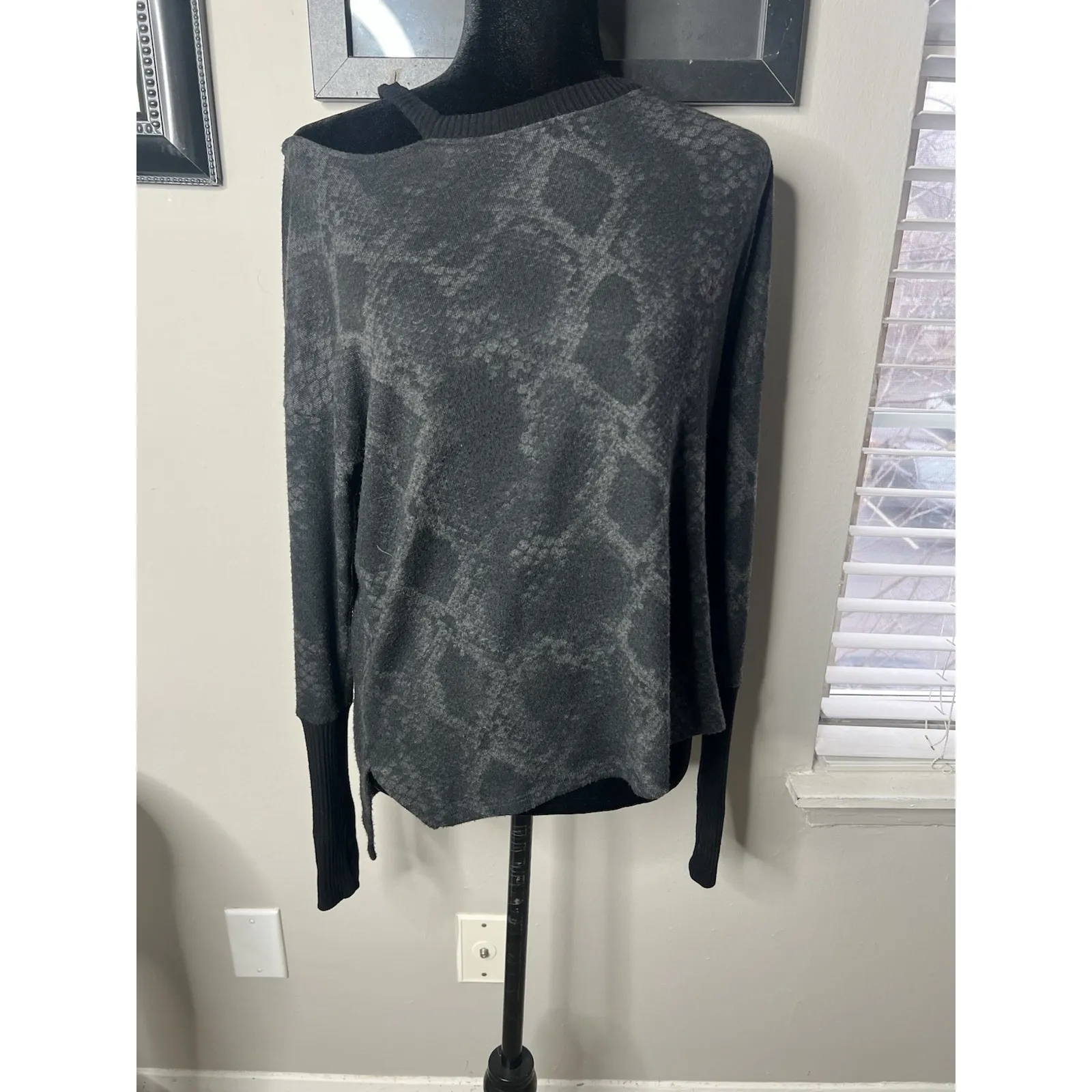 red haute top Snake Pattern Cold Shoulder Small Thumb Holes - Image 7