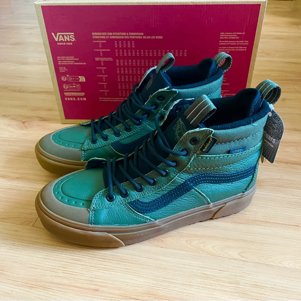 Vans Sk8-Hi Waterproof Insulated Shoe
Women 9.0 US Mens 7.5US - Image 11