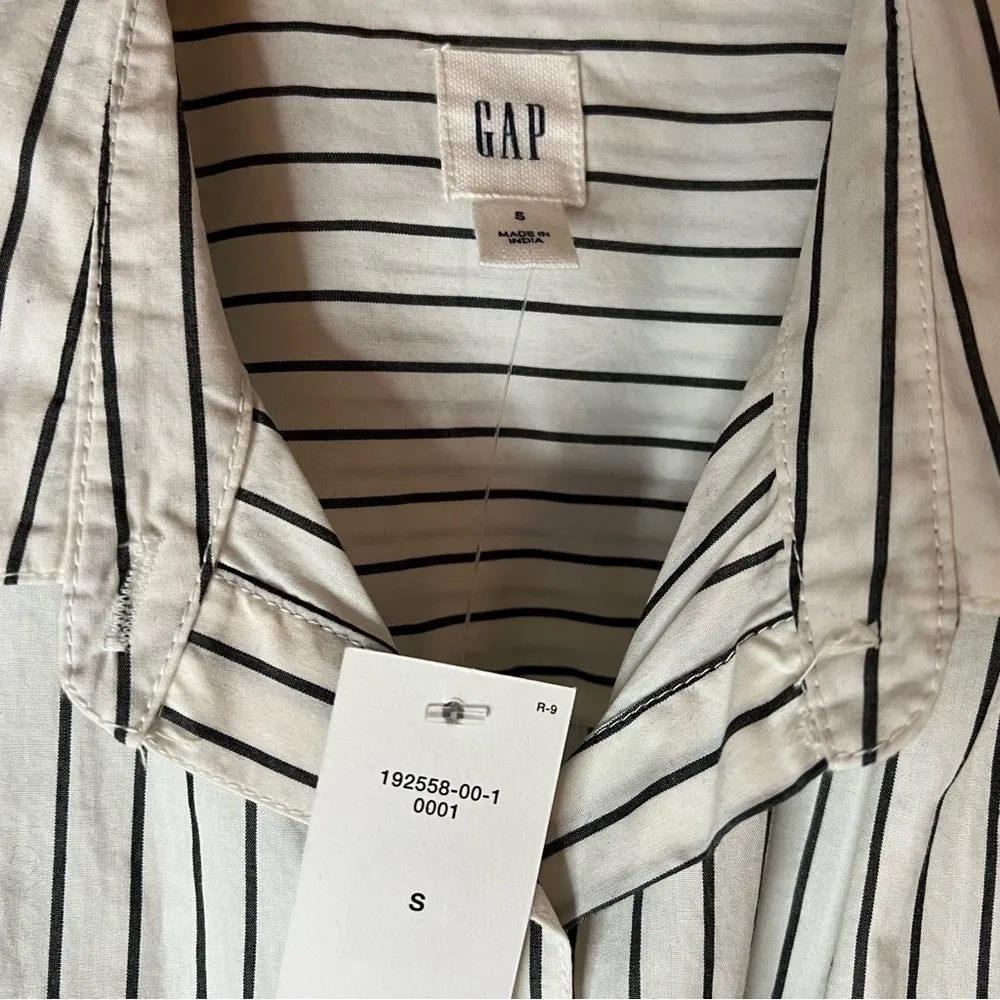 NWT Gap White and Black Striped Collared Button Up Long Sleeve Top Size Small - Image 8