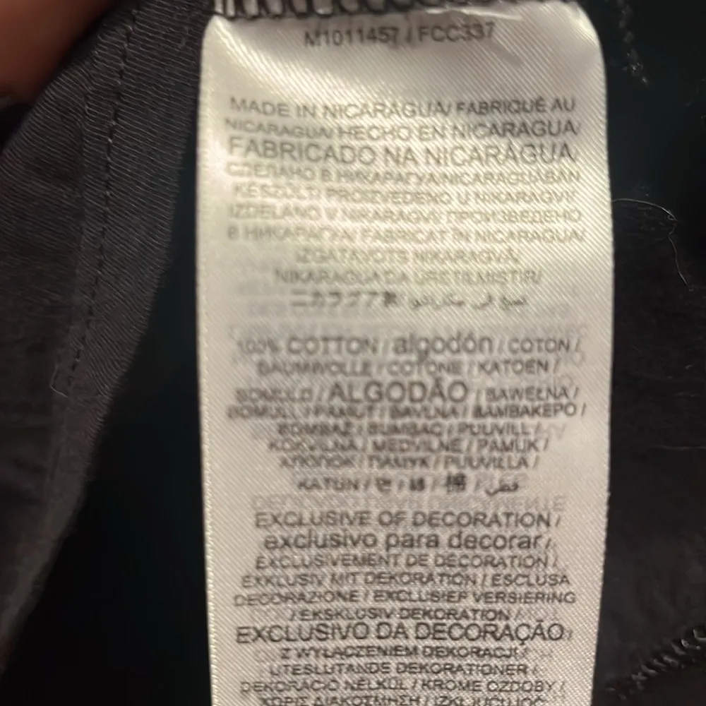 UW University of Washington Huskies Women’s V Neck shirt Black Size Medium - Image 7