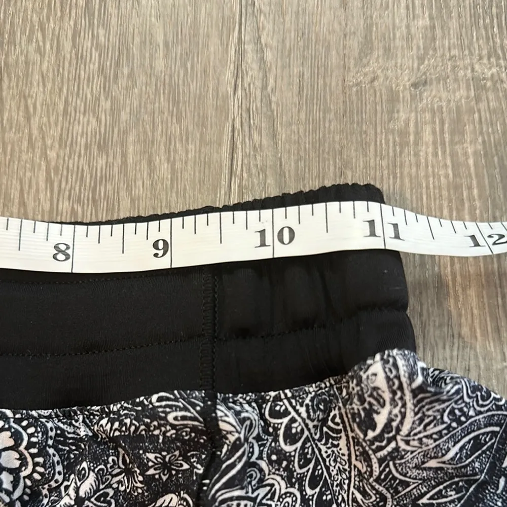 Lululemon Hotty Hot Sz 4 Women Black & White Paisley Workout Yoga Lounge Shorts - Image 12
