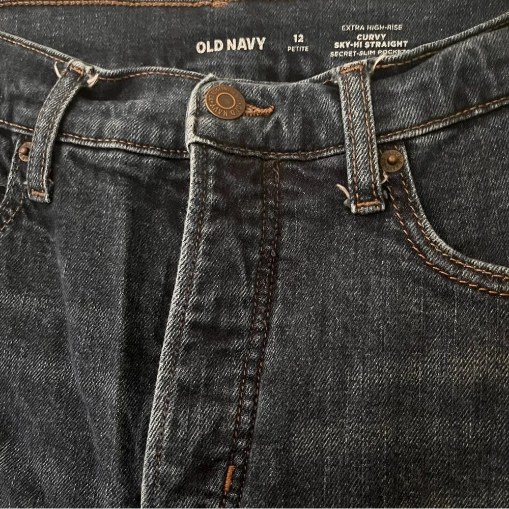 OLD NAVY High-Rise Curvy Straight Secret-Slim Pockets Cropped Mom Jeans PETITE - Image 5