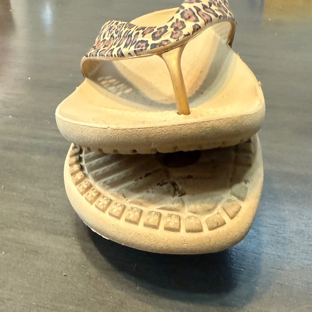 Women's Original CROCS Kadee II Leopard Flip Versatile Comfortable Size 7 EUC - Image 7