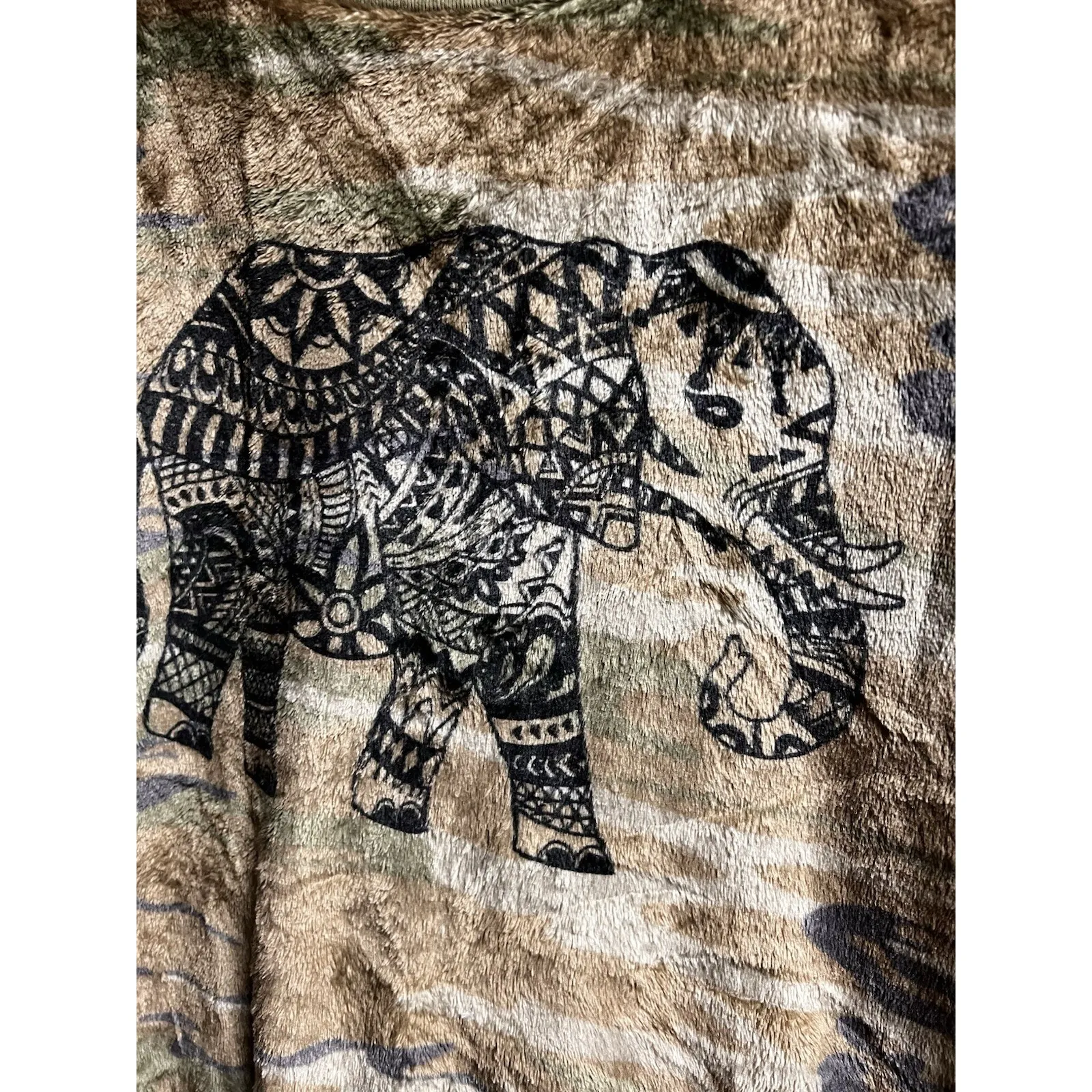 025-007 Cold Crush Fleece Top Fuzzy Soft Pullover Size L Camo Elephant - Image 3