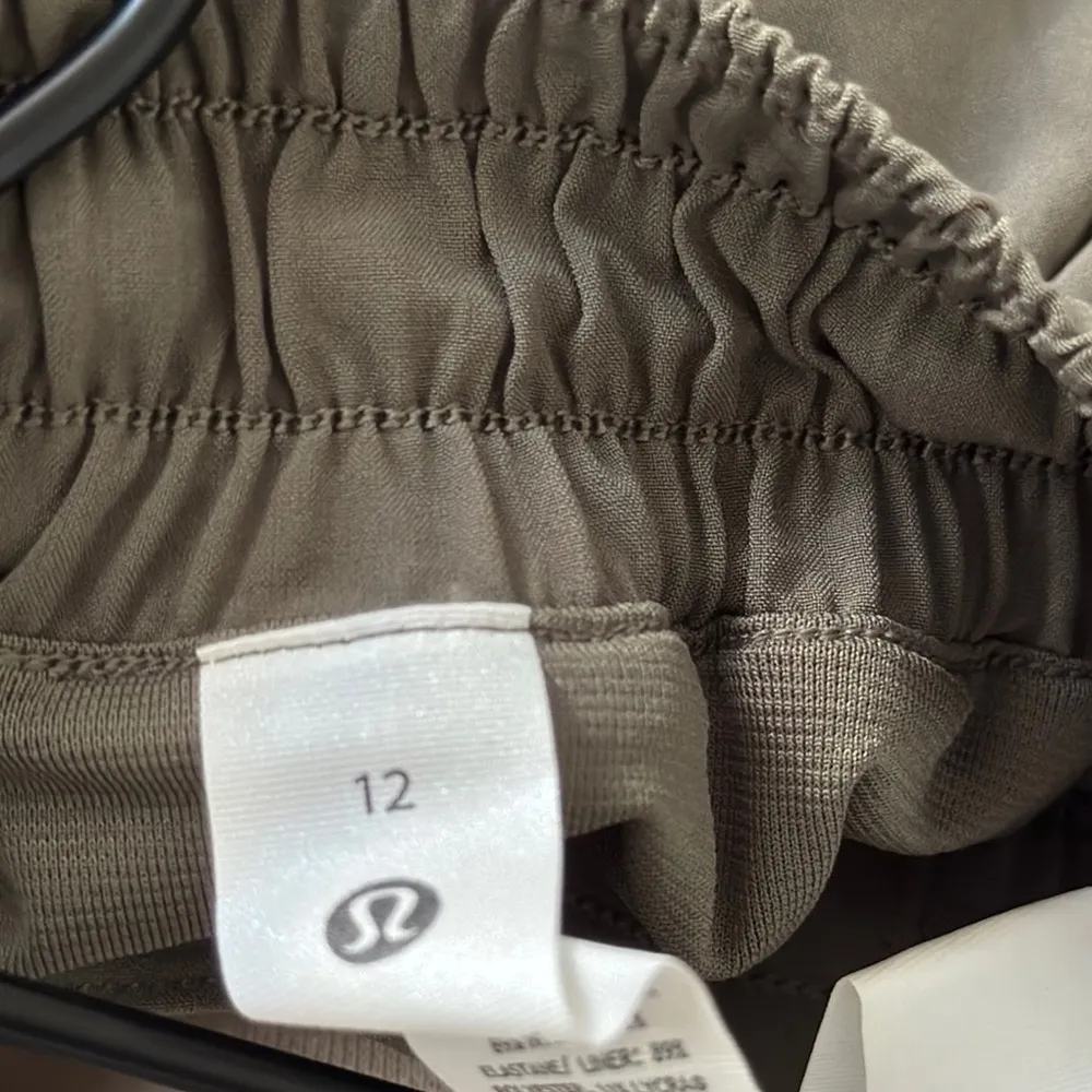 lululemon army green low rise 2.5 hotty hot - Image 7