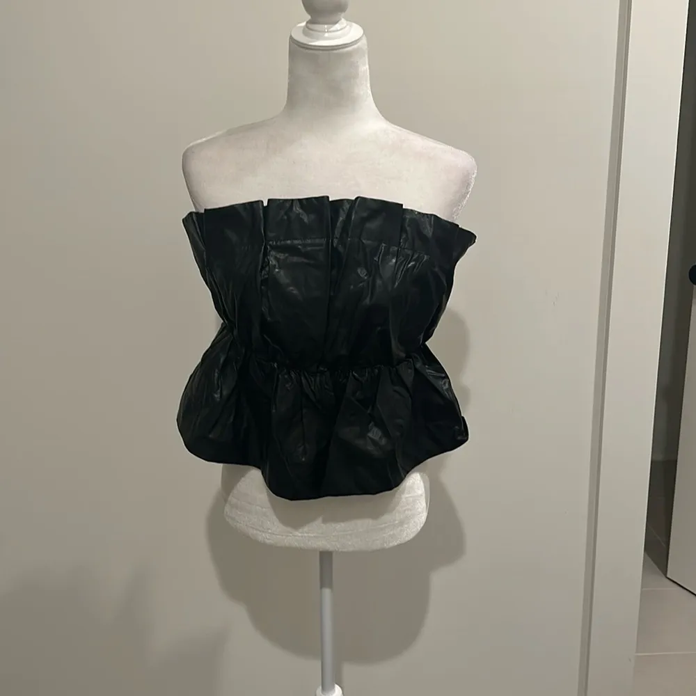 NWOT TCEC Black Faux Leather Strapless Top Sz L - Image 3