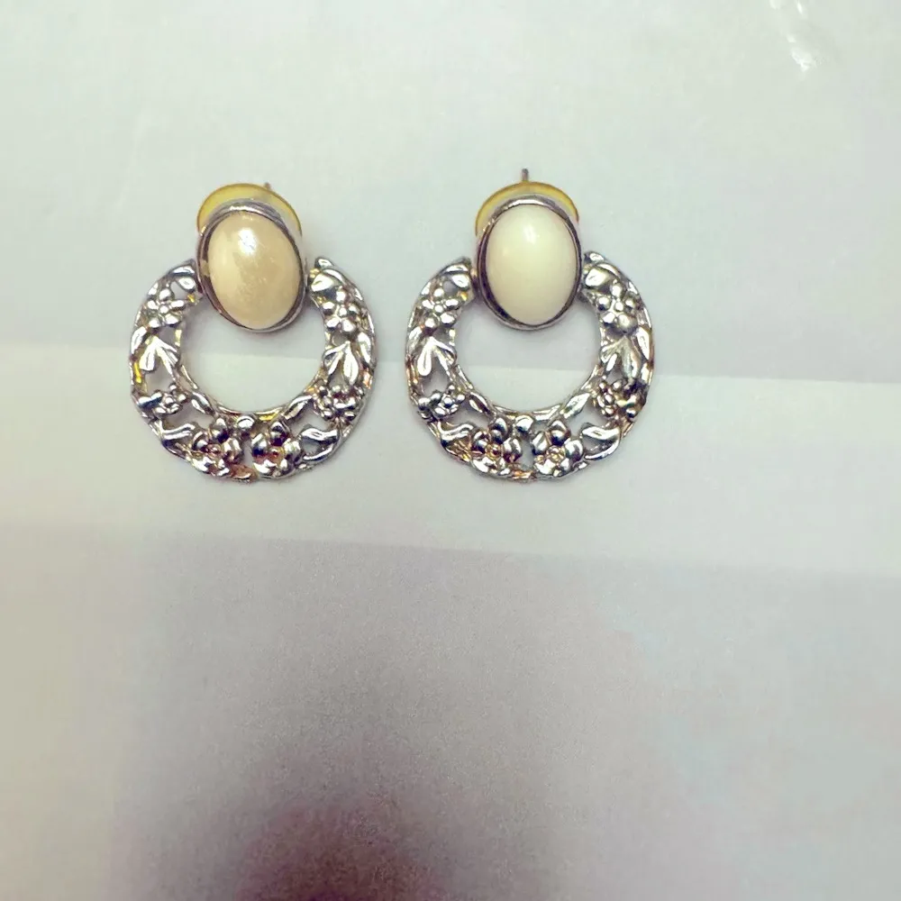 Vintage SilverTone and Faux Pearl Door Knocker Style Stud Earrings, Retro 80s Silver - Image 4