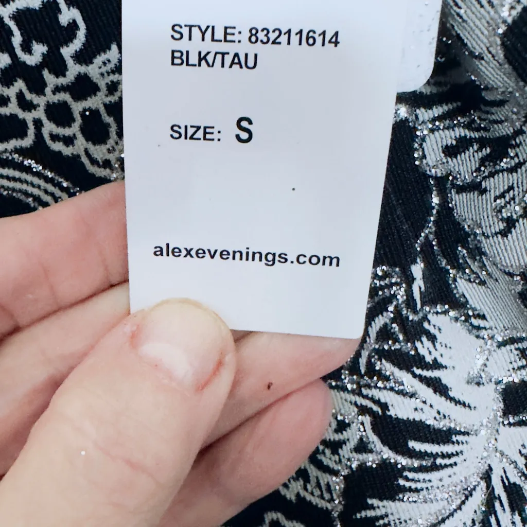NWT SZ Small Alex Evening  Floral Black and Silver White Women's Top - Image 4