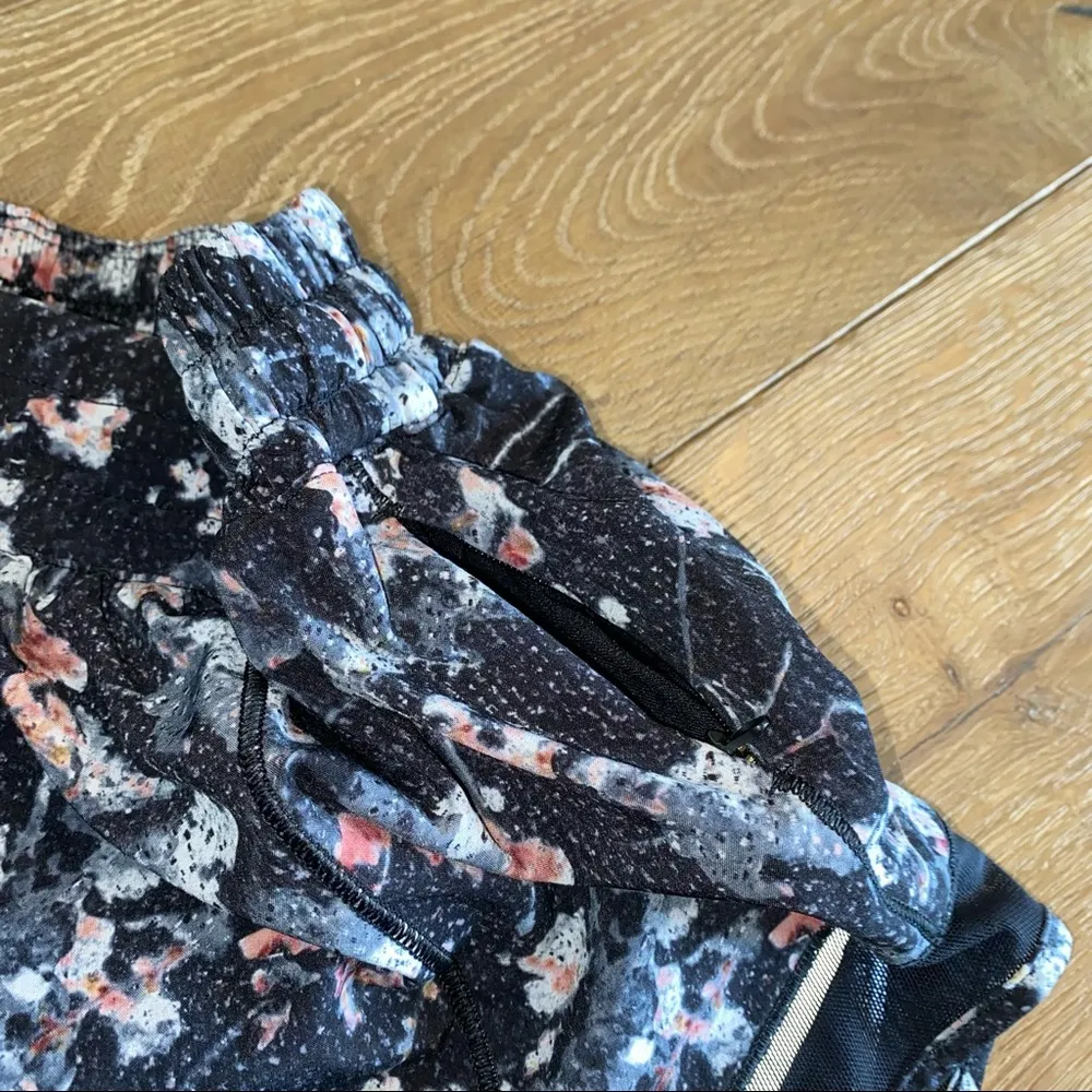 Lululemon Hotty Hot Short II Long Spring Bloom Multi Black - Image 5