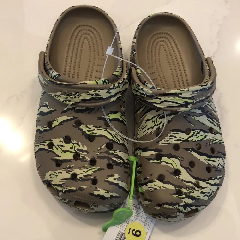 Crocs Classic nwt Unisex Lightweight Marble Camo khaki Spray Sandals m 7 w 9 - Image 6