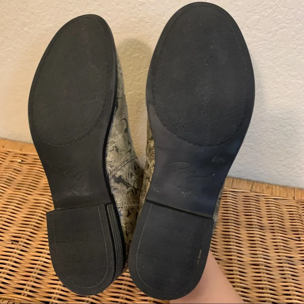 Roxy Black and Gold Filigree Roces Ankle Booties Size 10 - Image 11