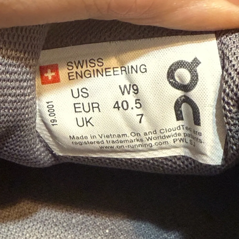 On Cloud Black Athletic Shoes with Unique Cushioning Size 9 - Image 10