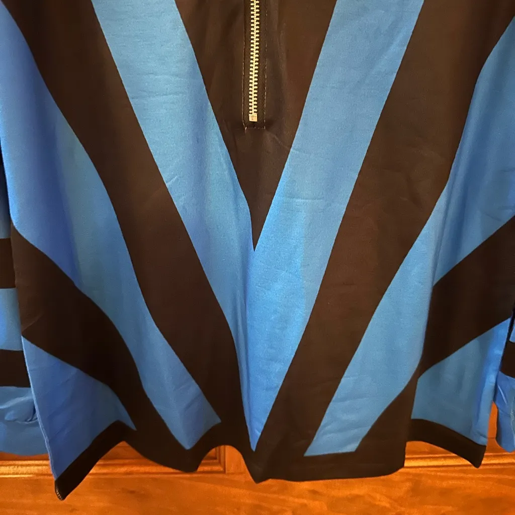 Blue and Black Zipper zip upV-Neck Women's sweater top! Size large! - Image 4