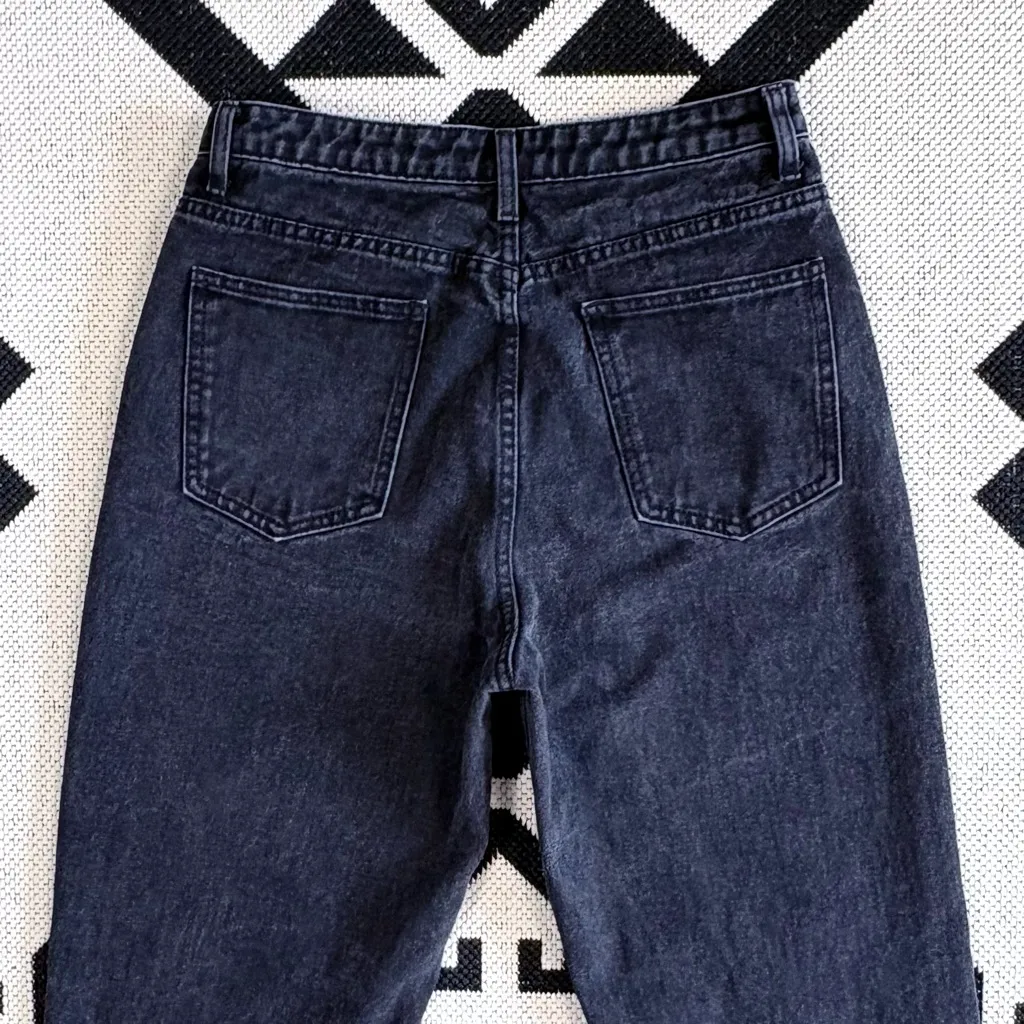 PrettyLittleThing Ripped Knee Distressed Mom Jeans in Washed Black Size 8 - Image 11