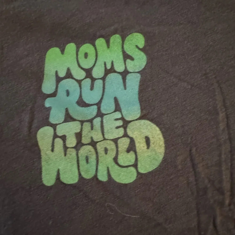 Old Navy Dark Gray Short Sleeve Tee with Graphic Design - Image 4