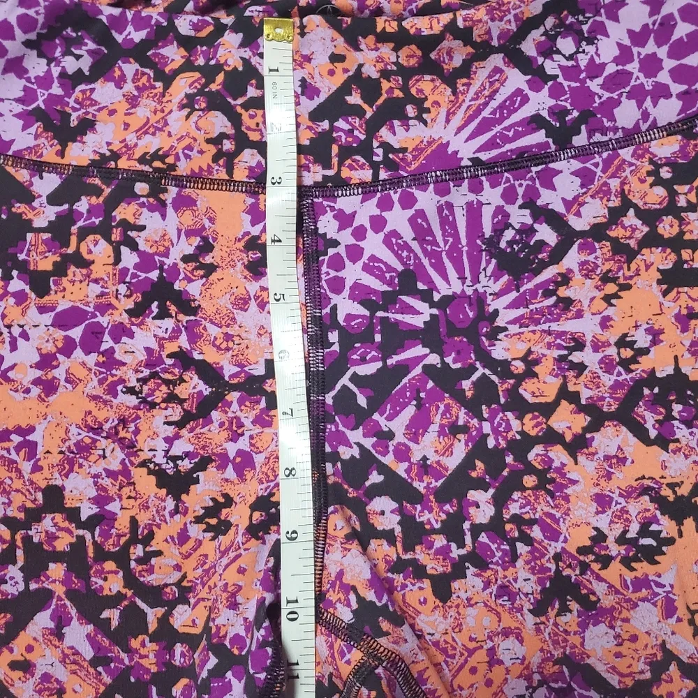 GAIAM  yoga size Large purple black prints soft capri leggings - Image 9