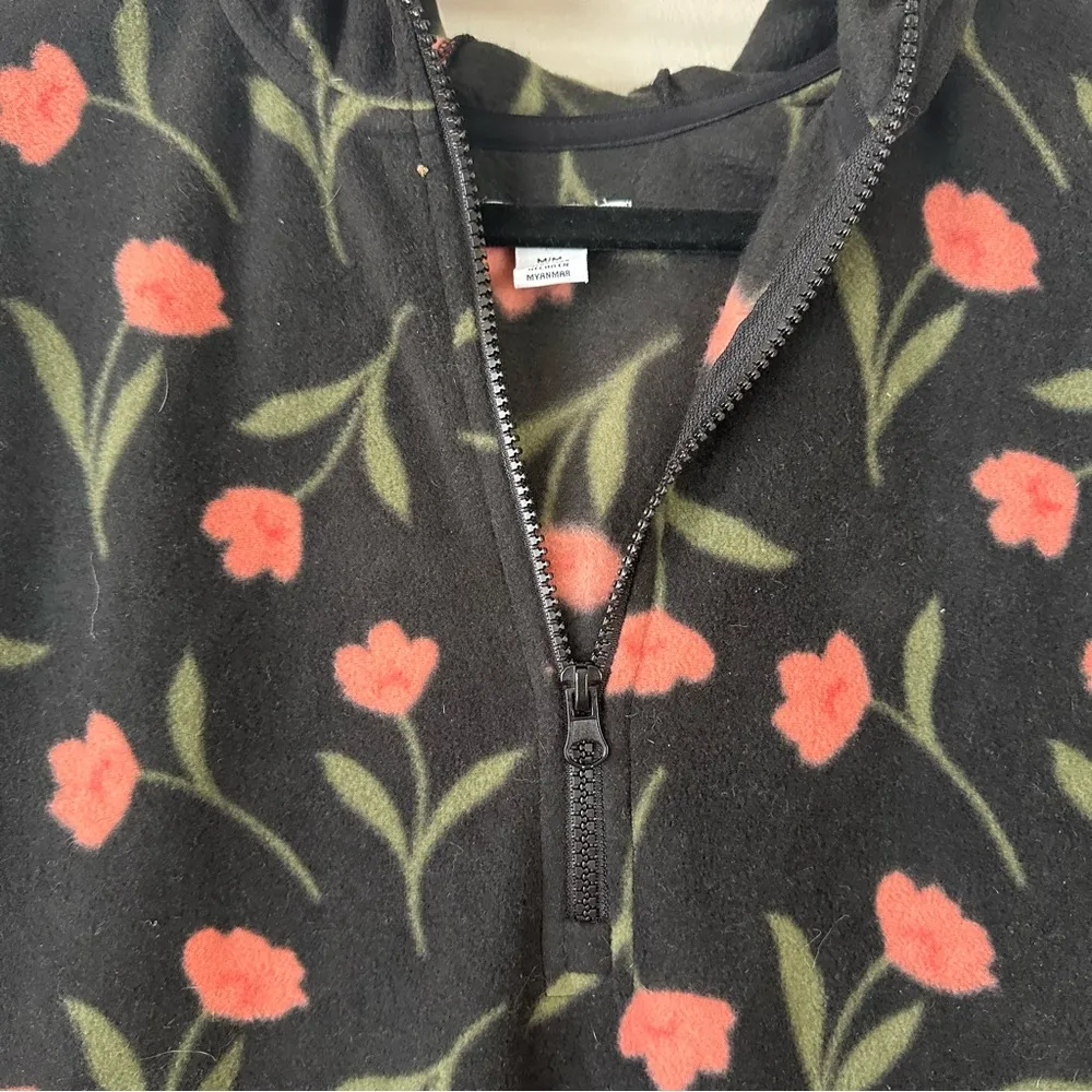 O'Neill | Black and Red Floral Josie Quarter Zip Hooded Fleece Size Medium - Image 4