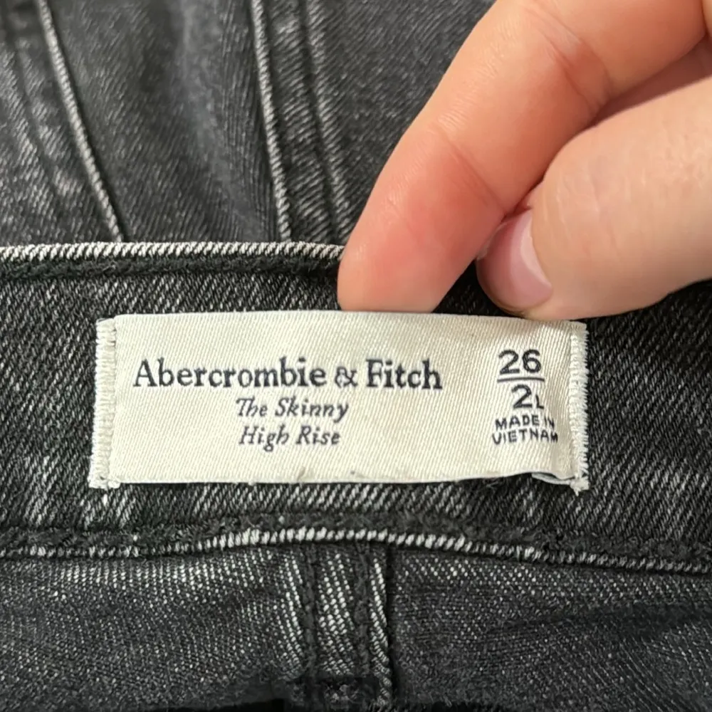 Abercrombie & Fitch the skinny high rise split hem washed black jeans size 26 L - Image 10