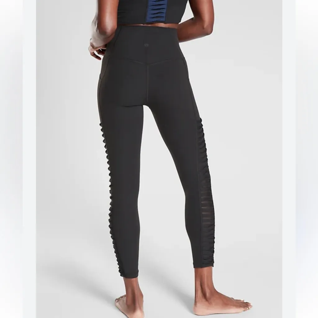 Athleta Black Salutation 7/8 Tight in Powervita Twist Leggings Size Small - Image 9