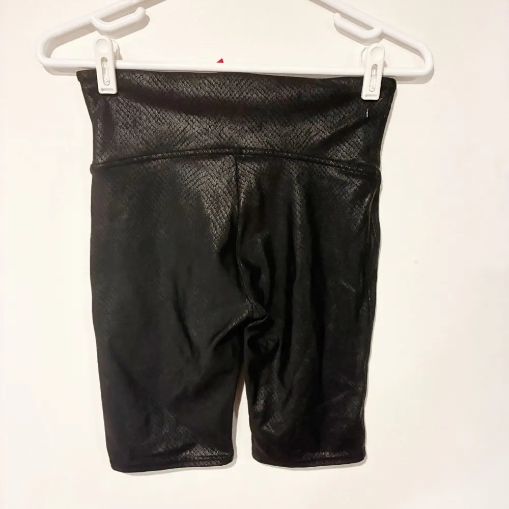 Spanx Medium Faux Leather Bike Shorts Shiny Snakeskin Stretch High Waist Black - Image 4