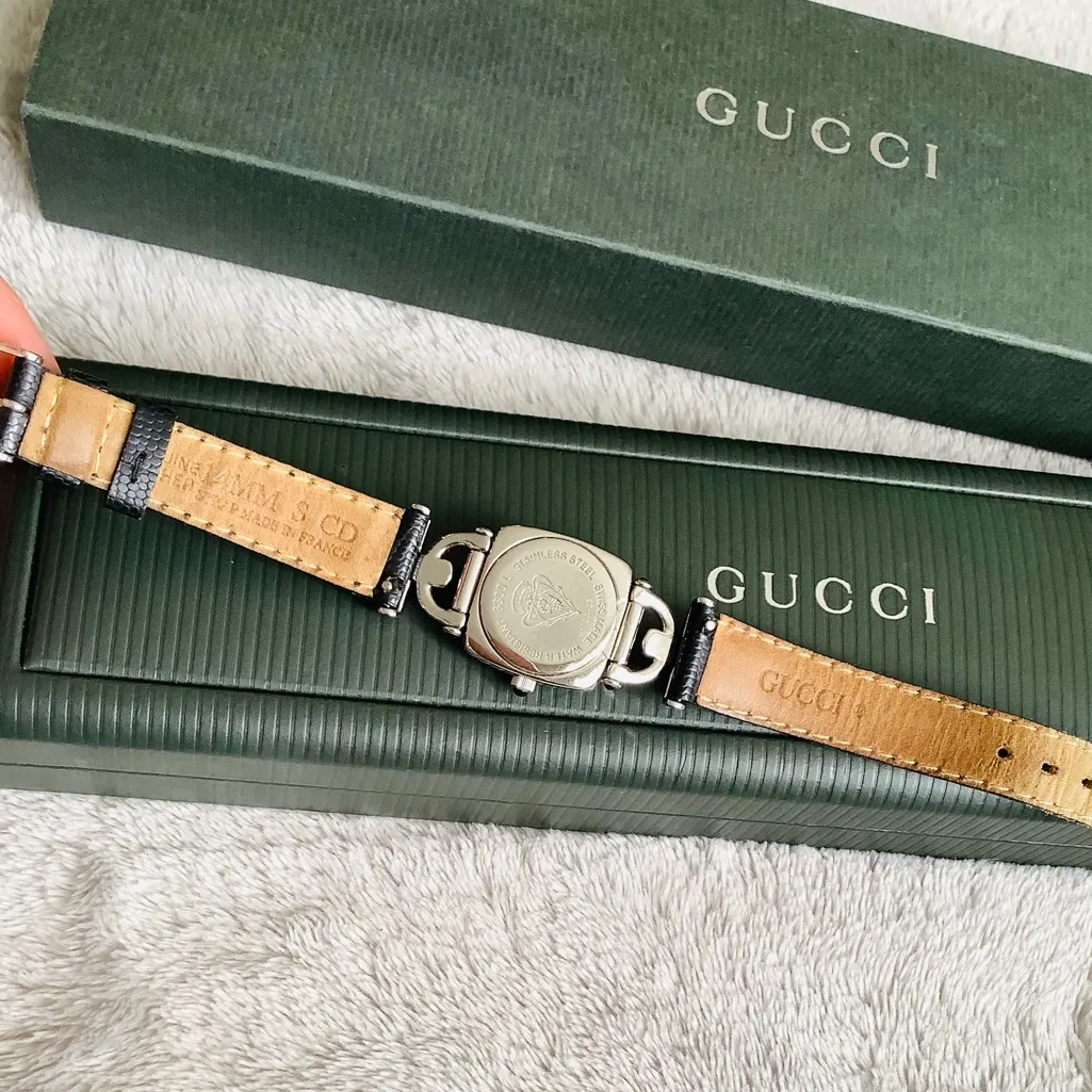 Authentic GUCCI ladies watch with box/card 🌹🌹🌹 - Image 11