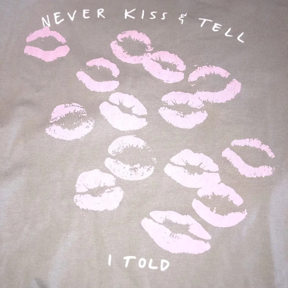 Michelle By Comune Never Kiss & Tell T-shirt NWT - Image 7