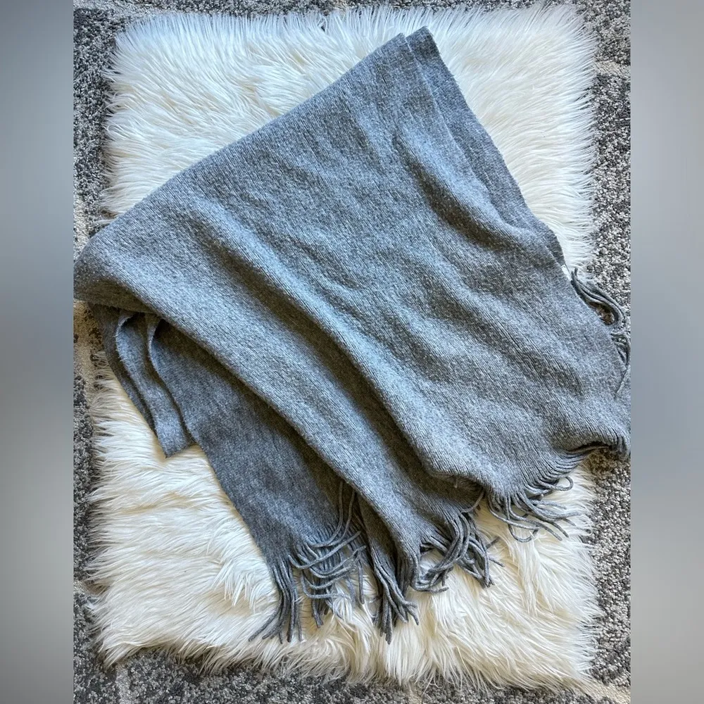 Old Navy gray blanket scarf - Image 4