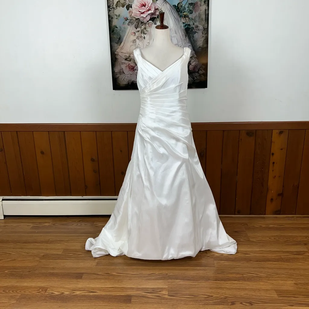 Beautiful Alfred Angelo Taffeta Corset Wedding Gown! - Image 3