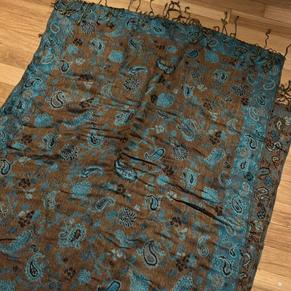 Stunning, large scarf/shawl - Image 2