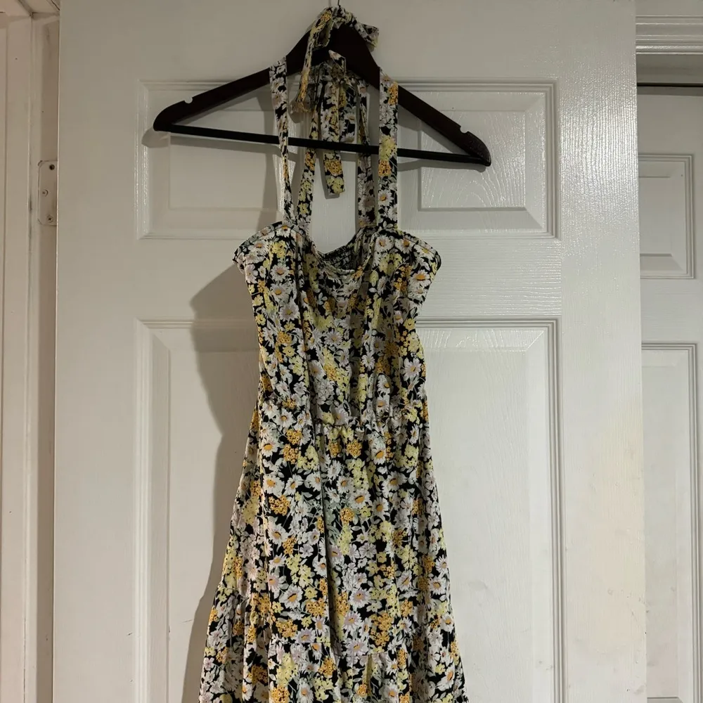 Social Standard by Sanctuary • Midi Dress • Daisy Floral • Tiered • Tied Straps - Image 2