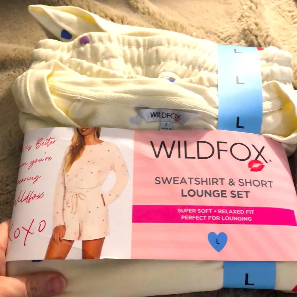 NWT WildFox Sweatshirt & Short Lounge Set, size large - Image 2