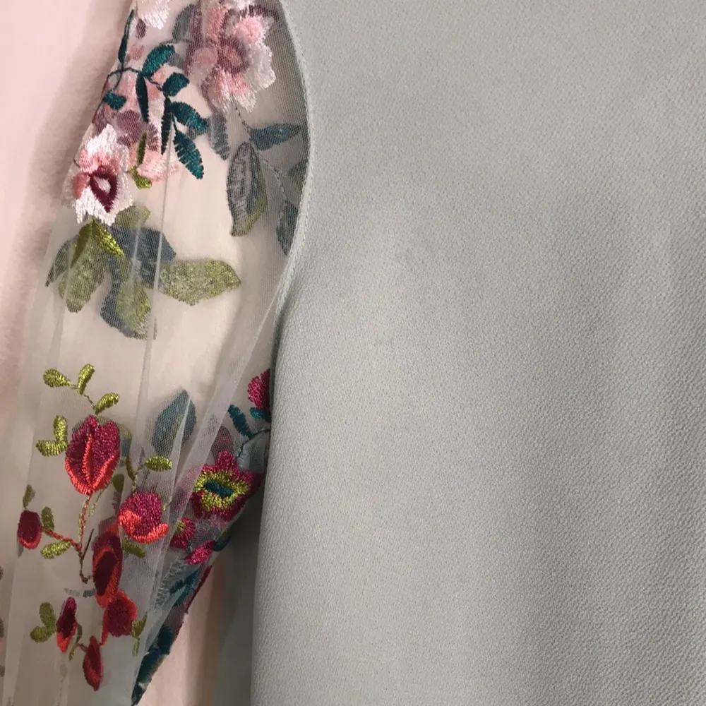 Umgee Mint Green Crepe Sheer floral Embroidered Sleeves A-line tunic top size S - Image 7