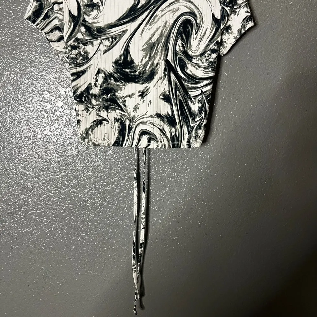 Faded Rose Marble Print Tie Front Cropped Top Women’s M Black Size M - Image 6