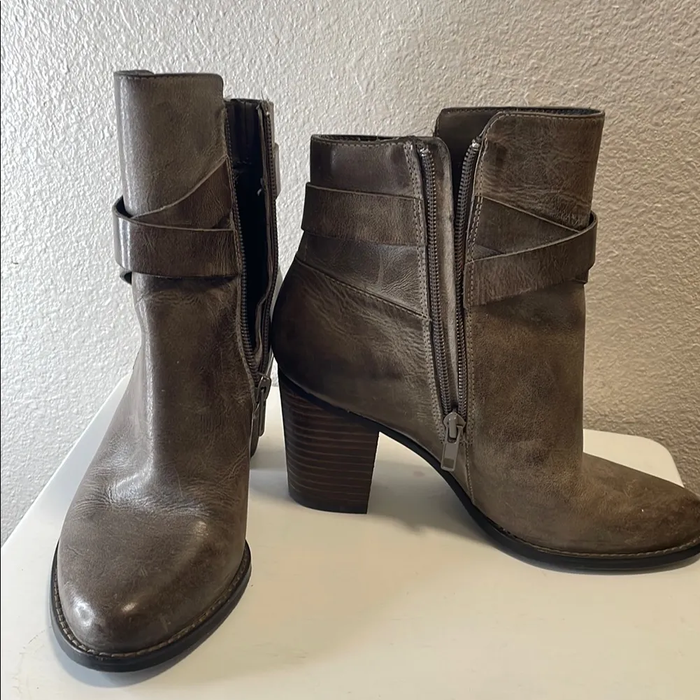 Arturo Chiang Ankle Boots with Strap Detail - Image 6