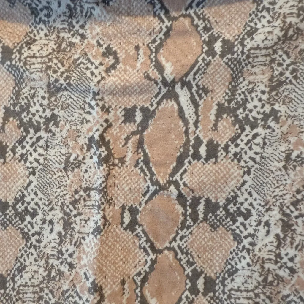 American Eagle Women’s Snakeskin Coral and Grey Crop Top Sz S - Image 3