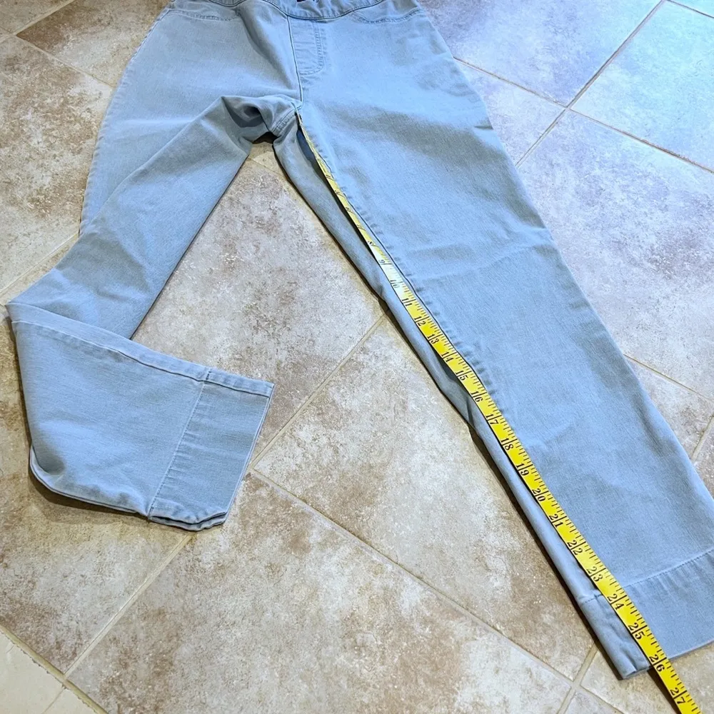 Isaac Mizrahi pull on elastic waist ankle jeans light wash mid rise size… - Image 4