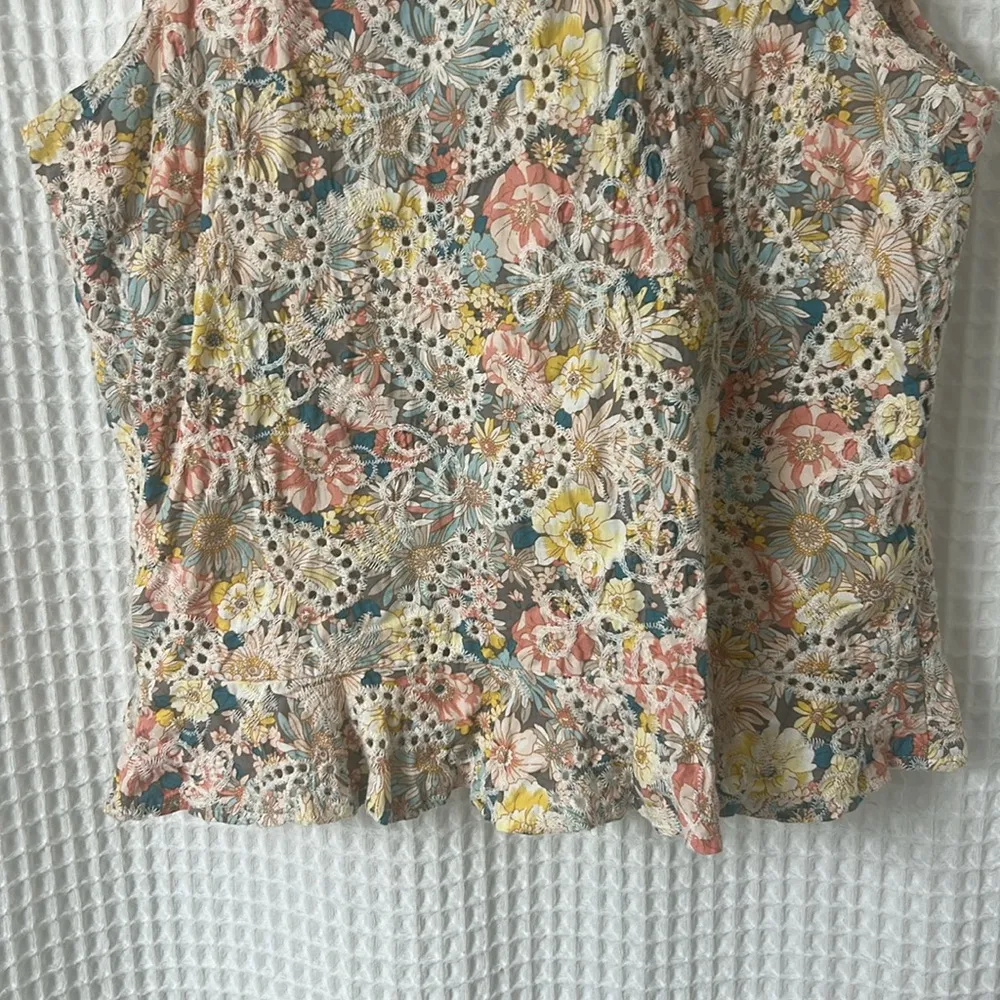 Solitaire Ruffle Sleeve Floral Embroidered Top Medium - Image 3