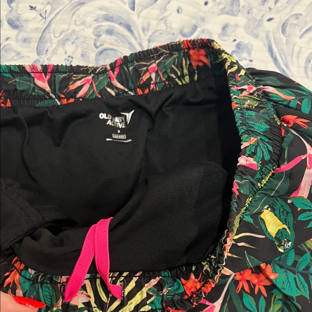 Old Navy women’s floral Print Black active Shorts - Image 3