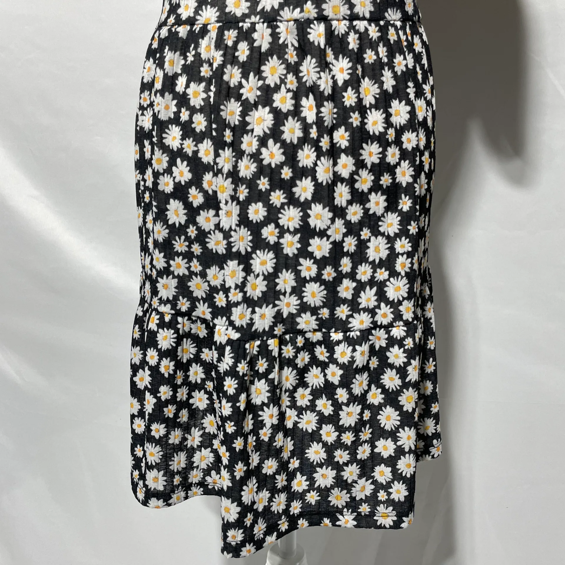 Daisy Printed Rib Tiered Hem Short Sleeve Dress Black White Size Medium - Image 11