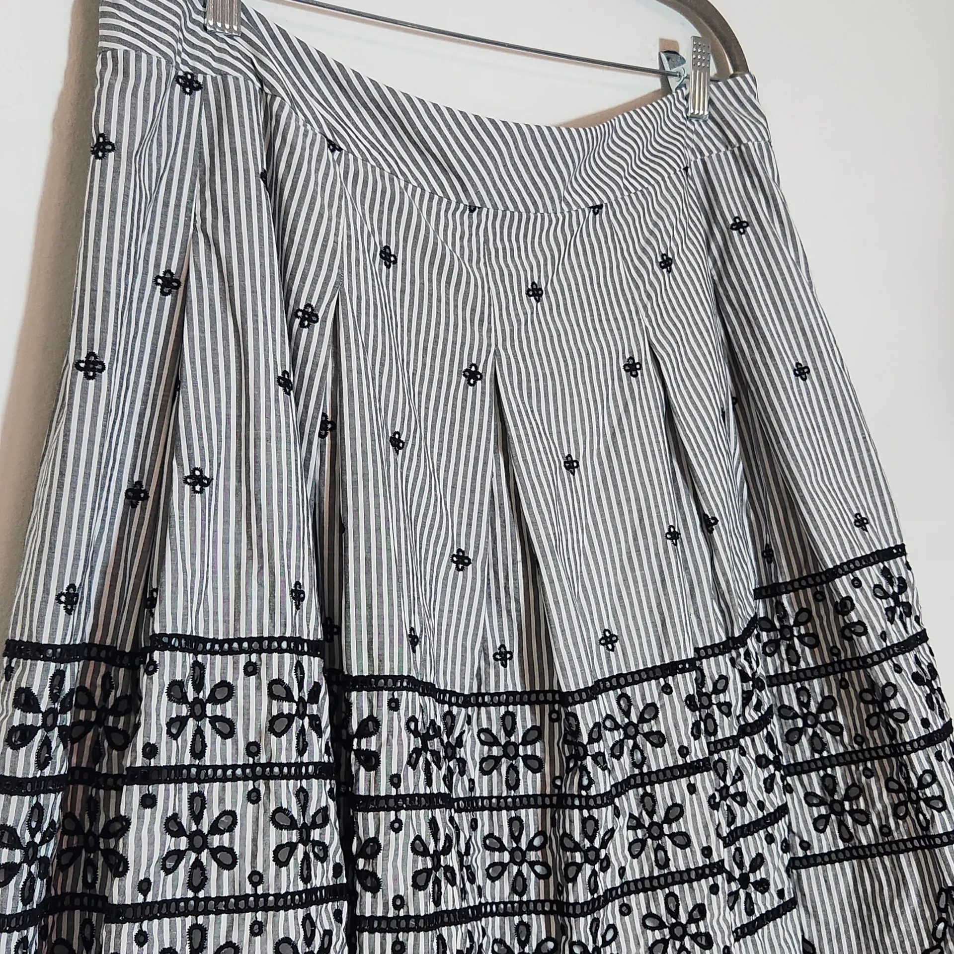 Talbots Black Embroidered Full Skirt Size 14W Black Striped Cotton Skirt - Image 4