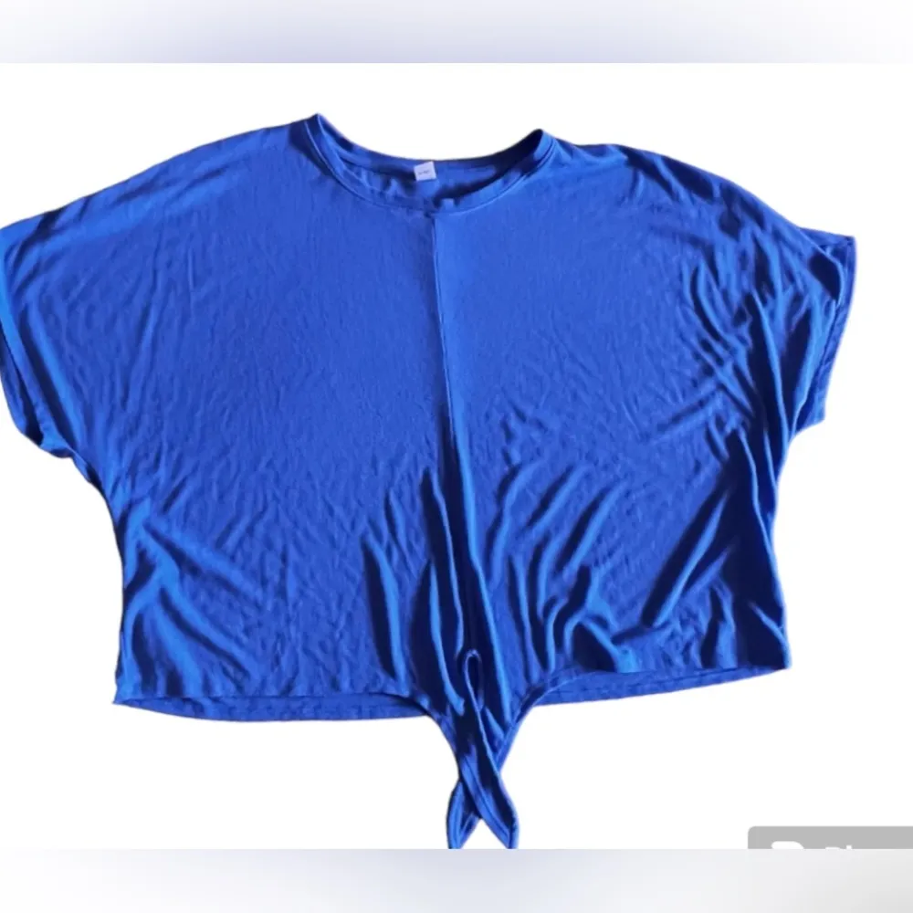 Old Navy Active XXL sky blue  short sleeve tshirt with side knot - Image 3