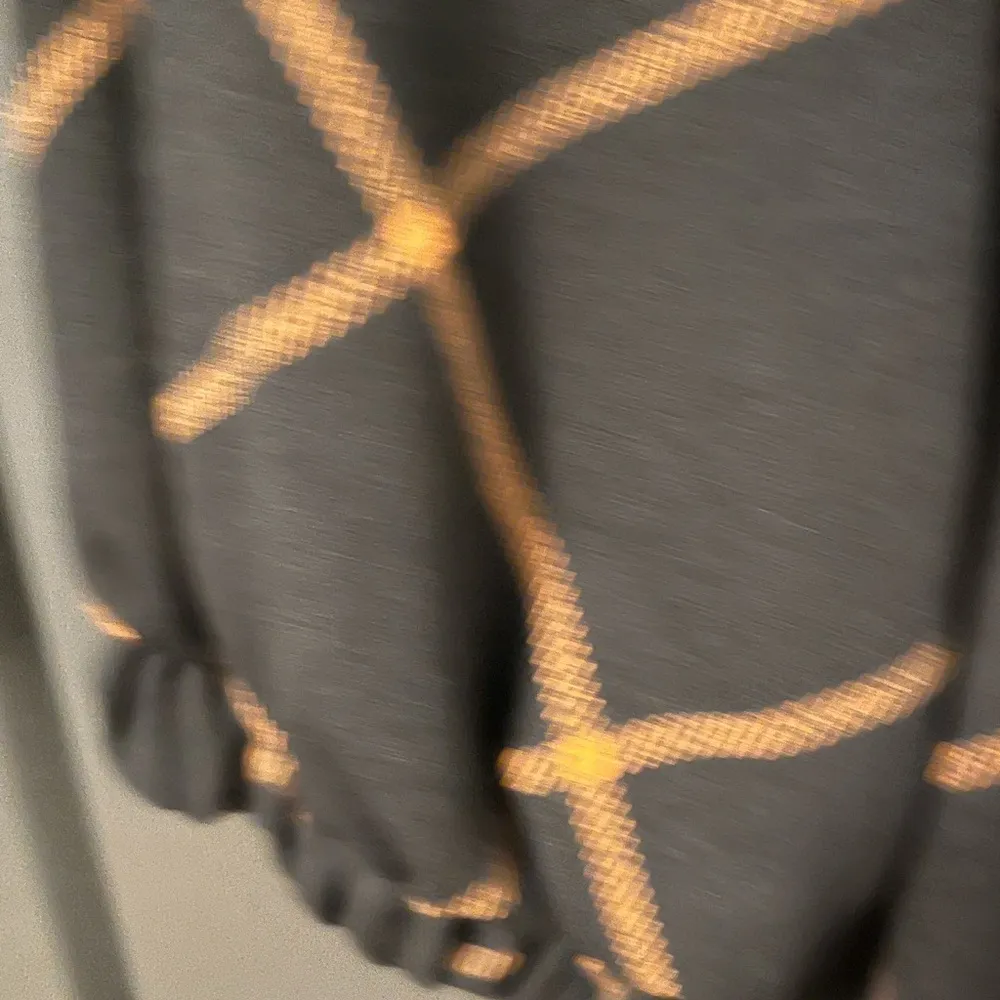 Worthington Black windowpane design women’s blouse with 3/4 sleeve and tie belt. - Image 3