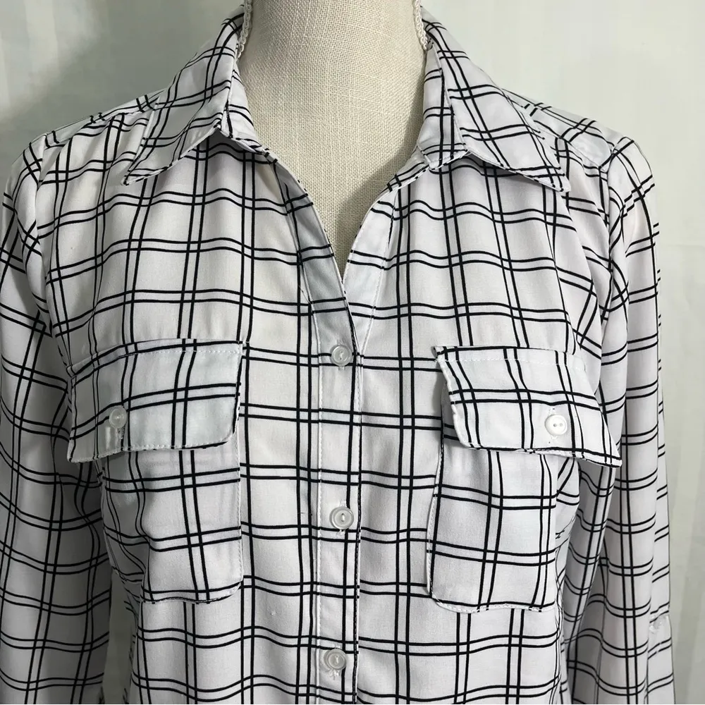 White and Black Pattern Button Down Blouse Women’s Size Small - Image 4