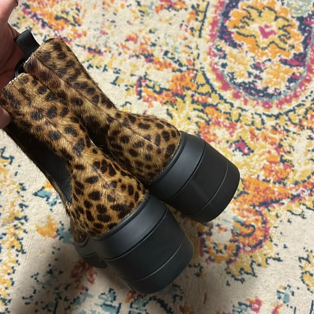 Stuart Weitzman Norah Leopard Print Fur Chelsea Booties SZ 6.5 Wide - Image 6