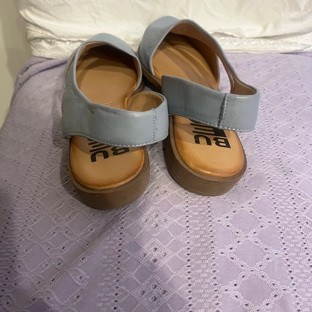 Bueno Women's Light Blue Slingback Flats - Image 9