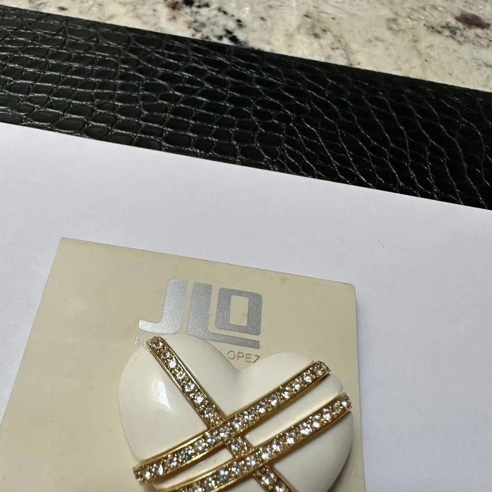 JLO Jennifer Lopez Gold Tone & Rhinestone White Heart NWT Brooch Pin MSRP $25 - Image 2